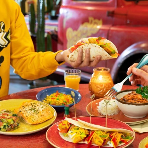 9 Eten op gekleurde borden bij La Cantina restaurant Disney Hotel Santa Fe