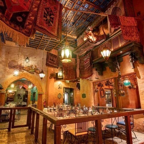 Agrabah Café Agrabah Cafe met tapijten aan het plafond en oosterse lampen