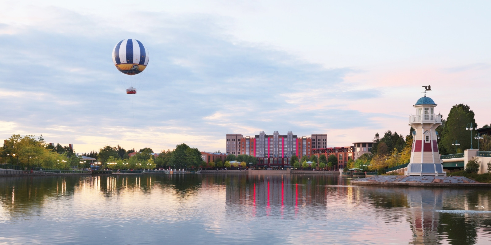 Hotel New York, een wit rode watertoren en een luchtballon bij Lake Disney