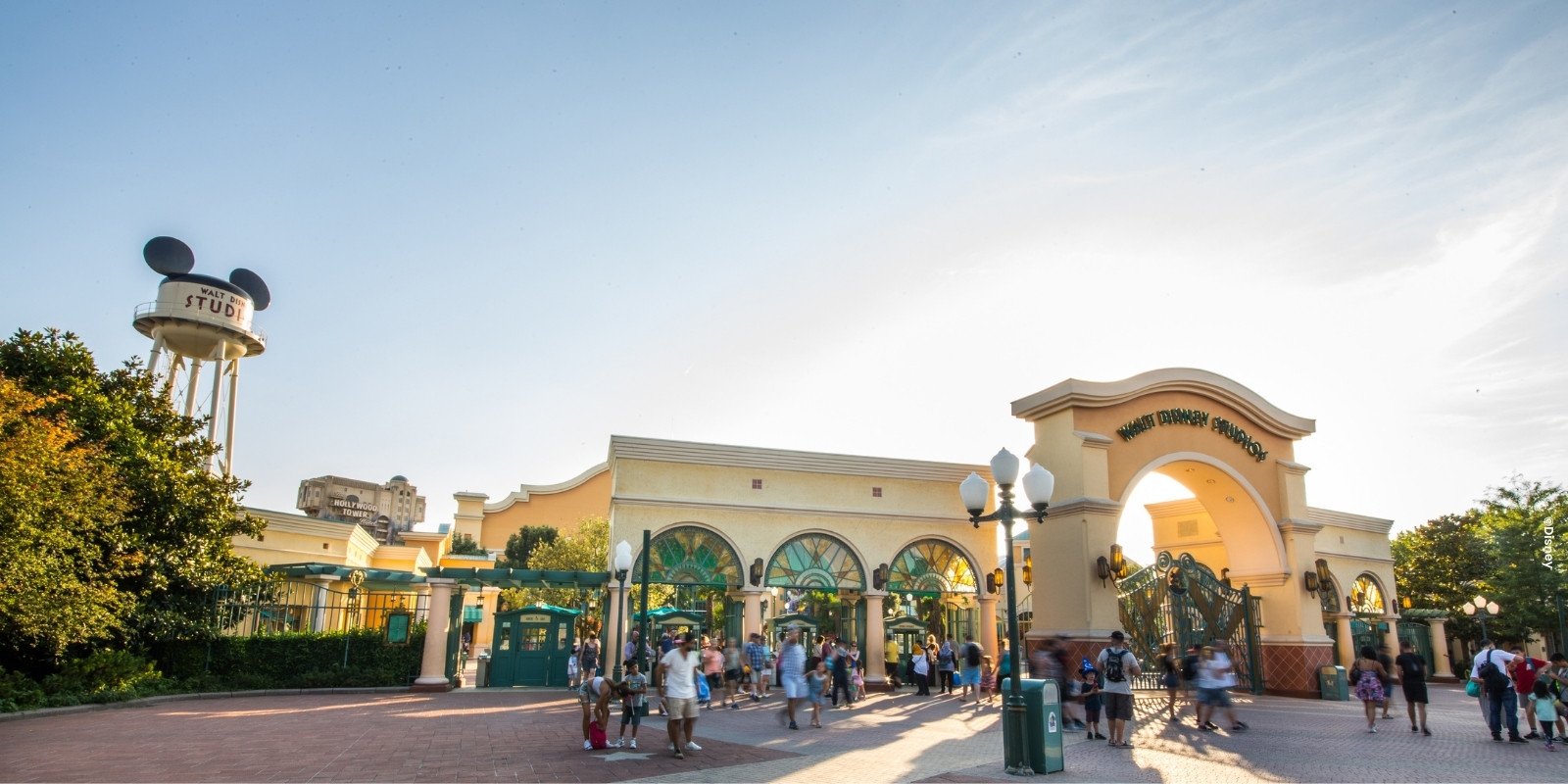 Entree van het Walt Disney Studios® Park met een watertoren met Mickey Mouse oren