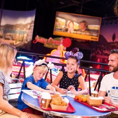 Gezin samen aan het eten Familie aan een ronde tafel in een quick service restaurant in Studio 1