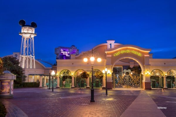 Ingang Walt Disney Studios in het donker Entree Walt Disney Studios® Park in het donker