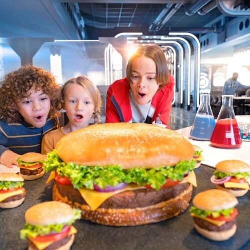 PYM Kitchen restaurant Kinderen die kijken naar kleine en een reuze hamburger