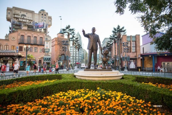 Plein Walt Disney Studios Standbeeld van Walt Disney en Mickey Mouse voor de Tower of Terror in het Walt Disney Studios® Park