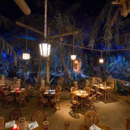 Restaurant Pirates of the Caribbean Captain Jacks Restaurant met houten stoelen en tafels en palmbomen