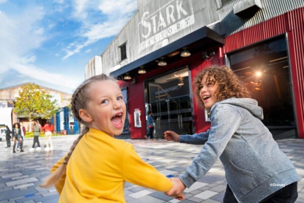 Stark Factory Kinderen voor het Stark Factory Restaurant