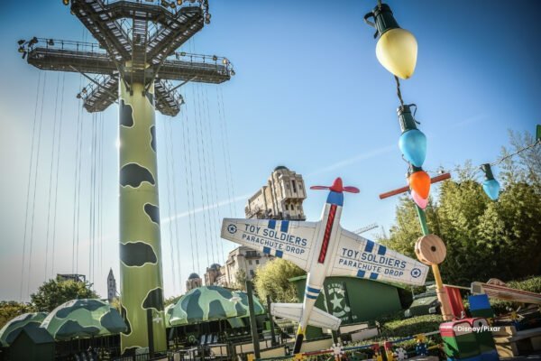 Toy Story Land Parachute drop met een groot speelgoedvliegtuig op de voorgrond