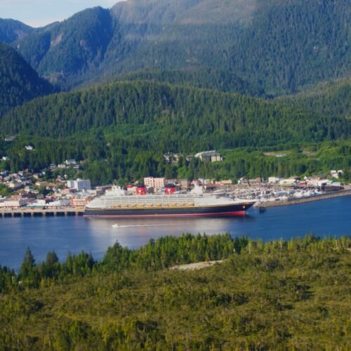 1Entertainment Disney Wonder tussen groene bergen Alaska