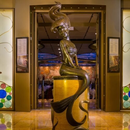 1Restaurants Beeld van de kleine zeemeermin bij entree restaurant Tritons