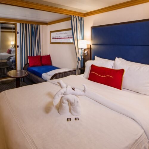 3 Tweepersoonsbed en eenpersoons slaapbank in een Deluxe inside stateroom