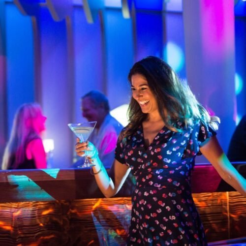 3Restaurants Stel met drankje in een van de bars aan boord Disney Wonder