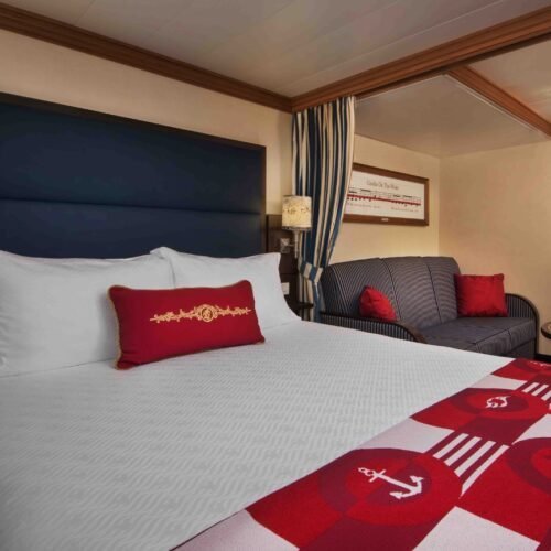 4 Deluxe binnenhut met tweepersoonsbed met rode loper en bank met rode kussens