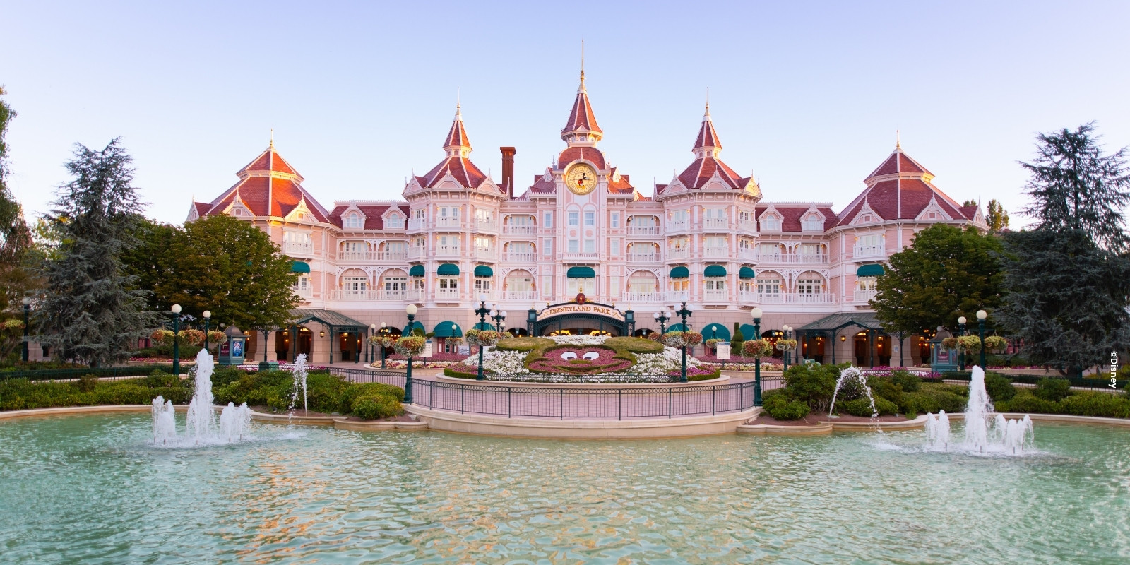 Disneyland® Hotel met fonteinen voor het hotel