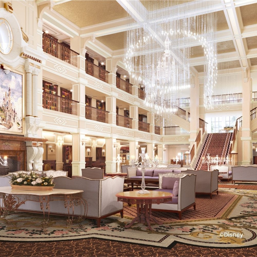 Lobby Disneyland® Hotel met kroonluchter met kasteel