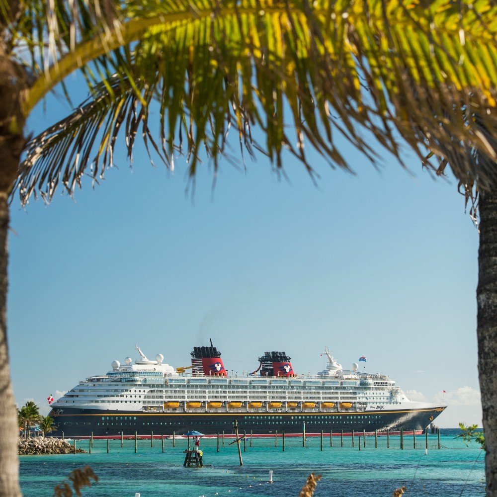 Schip Disney Magic in een haven tussen de palmbomen