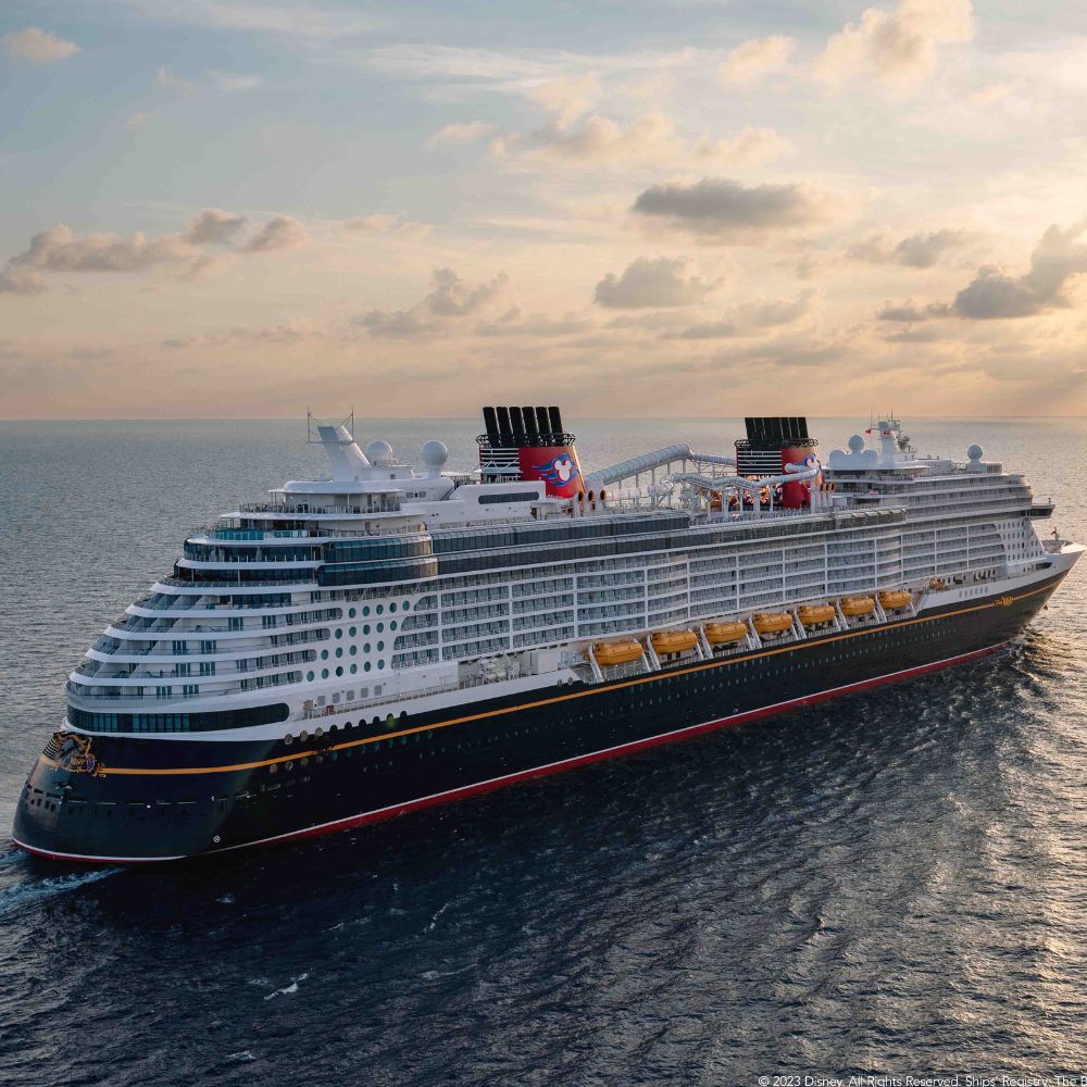 Disney Wish in de zonsondergang