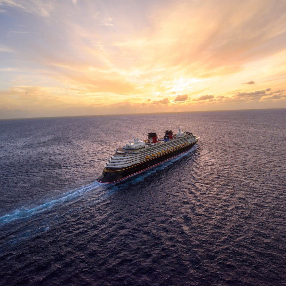 Disney Wonder in het zonlicht