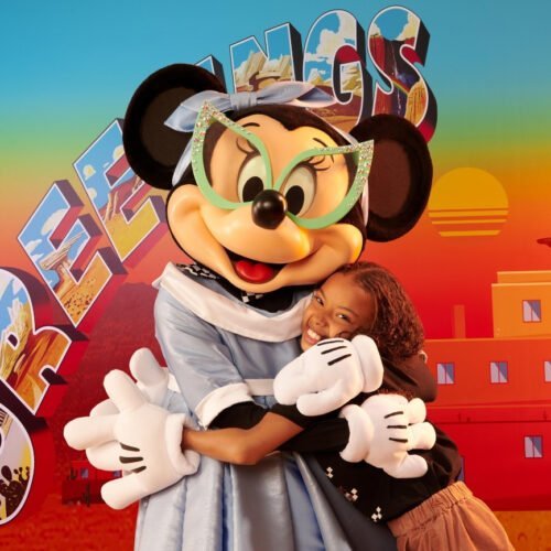 13 Kind ontmoet Minnie Mouse met grote bril in Disney Hotel Santa Fe