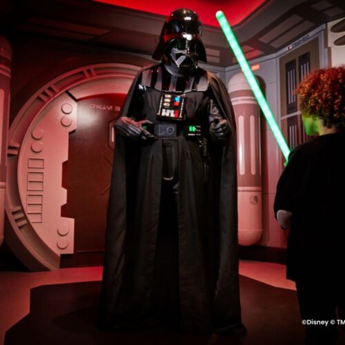 16 Darth Vader en kind tijdens meet &greet in Disneyland® Park