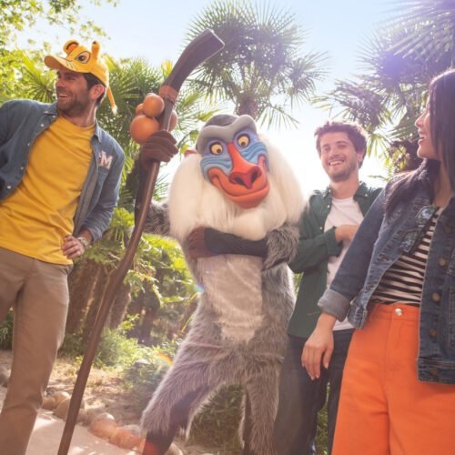 8 Mensen ontmoeten aap Rafiki in het Disneyland® Park