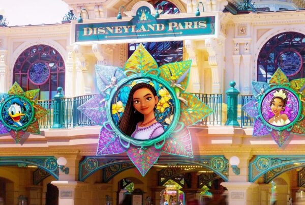 Kleurrijke bloemen met Disney Figuren bij het station van Main Street U.S.A.®Wat is de beste tijd om te boeken?