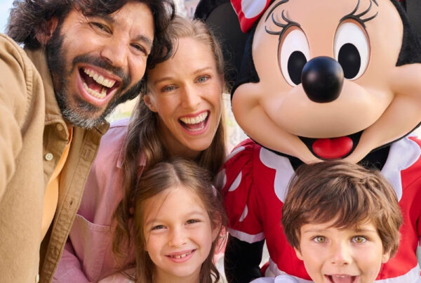 Kleine kinderen en ouders ontmoeten Minnie Mouse
