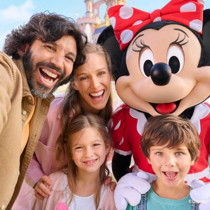 Kleine kinderen en ouders ontmoeten Minnie Mouse