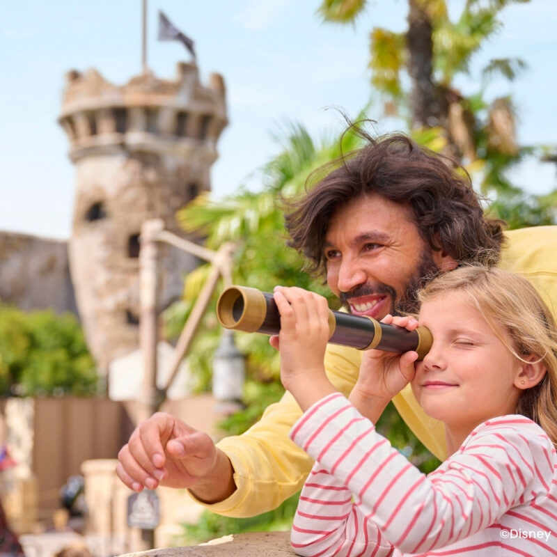 Man en meisje met verrekijker voor een van de top 5 attracties