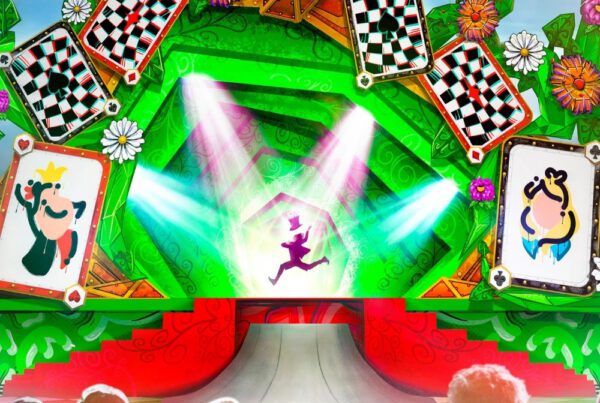 Concept art Decor met speelkaarten en groene achtergrond Alice in Wonderland show