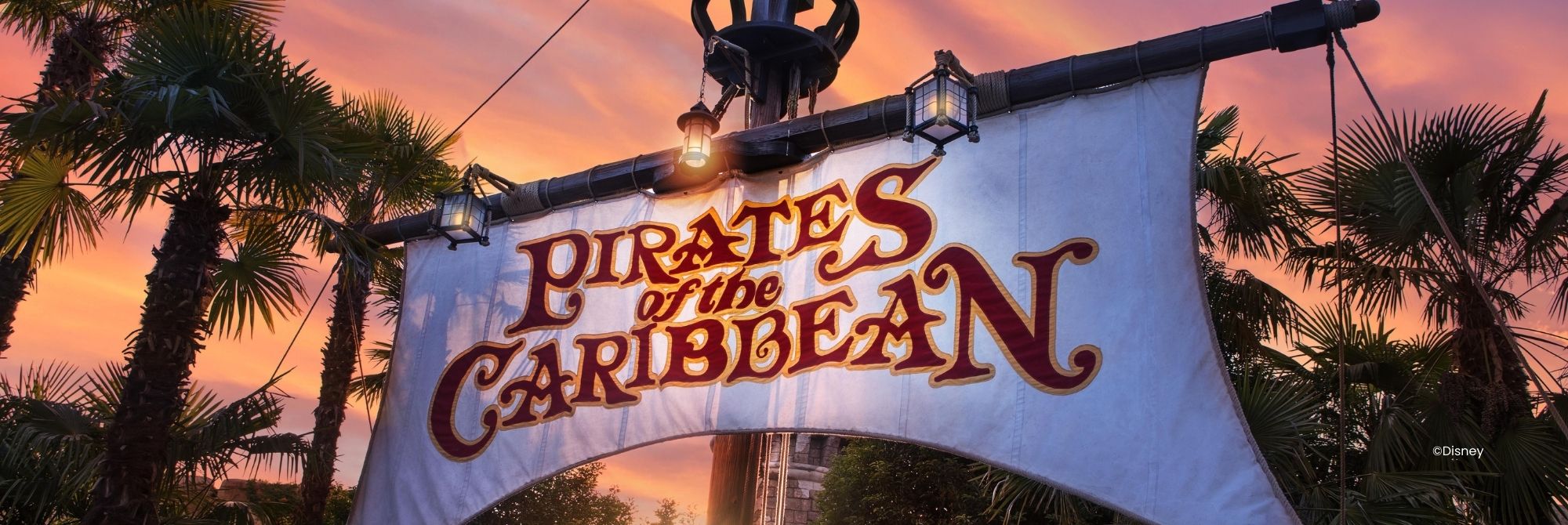 Wit zeil aan een mast met Pirates of the Caribbean in rode letters