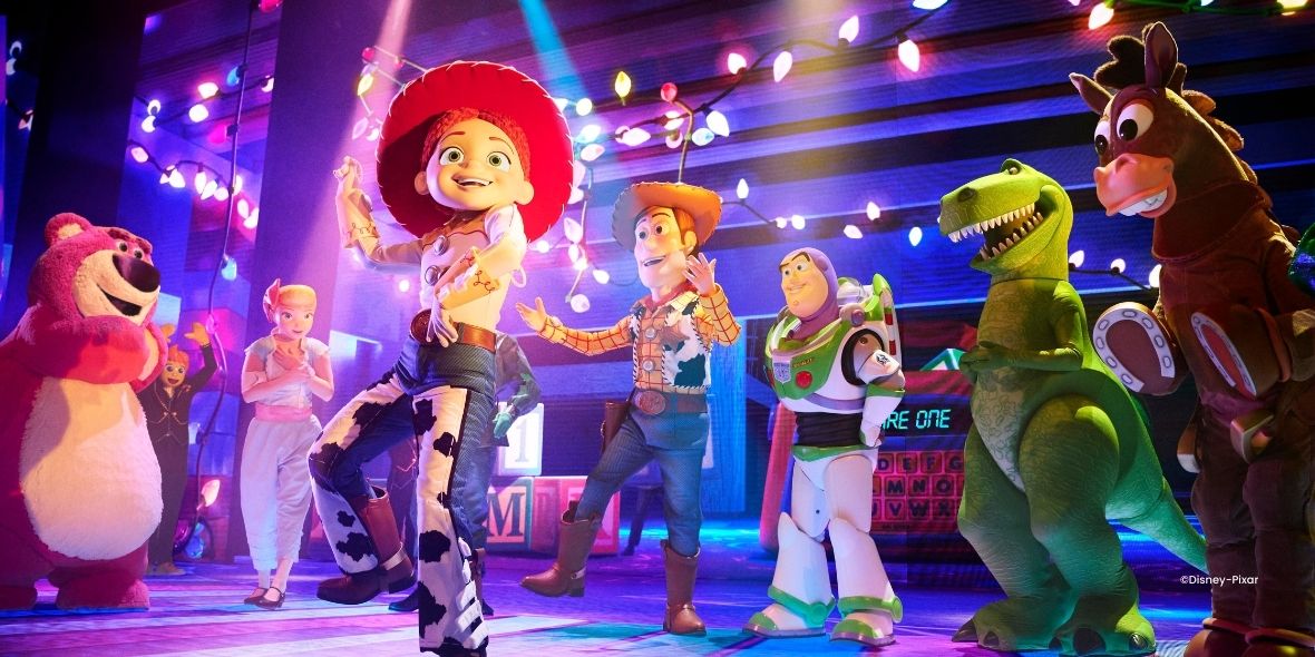 Jessie, Woody en andere Toy Story Figuren tijdens de show