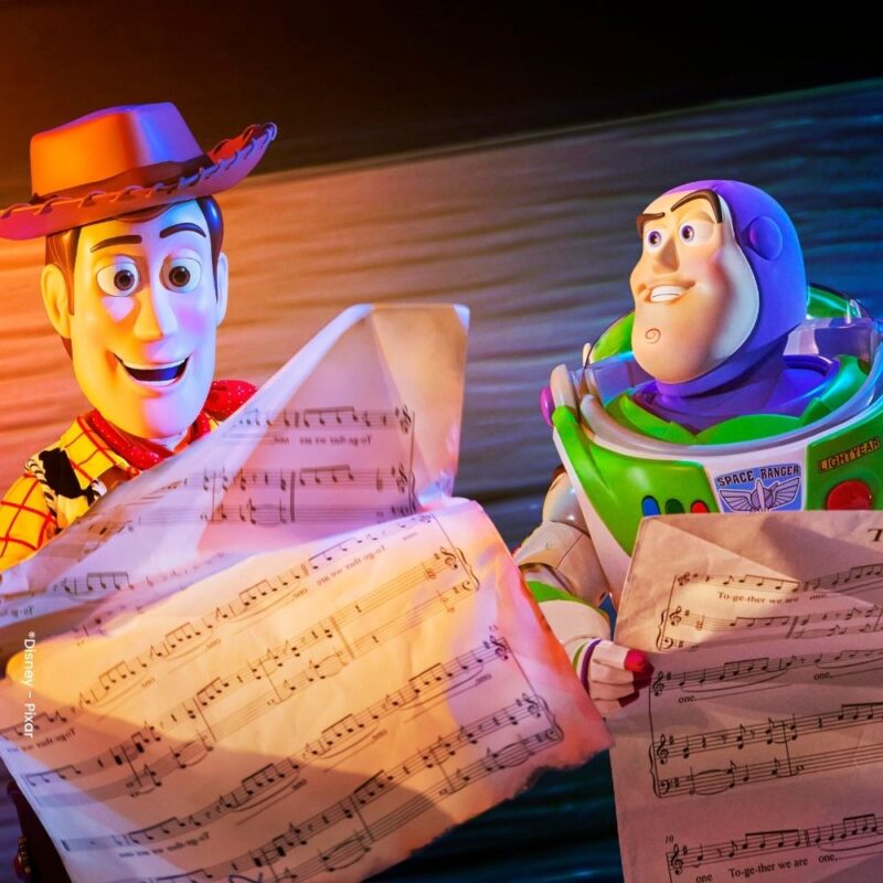 Buzz Lightyear en Woody met bladmuziek TOGETHER: A Pixar Musical Adventure
