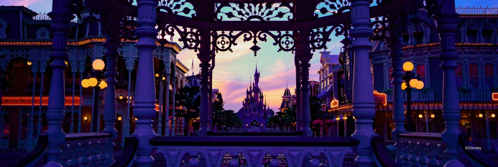 Kasteel van Doornroosje in de schemering voor Disney Illuminations