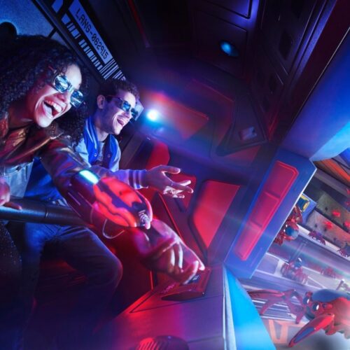 3 Mensen met 3-d brillen in de attractie Spider Man