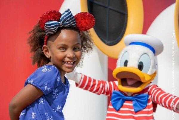 Meisje ontmoet Donald Duck aan boord