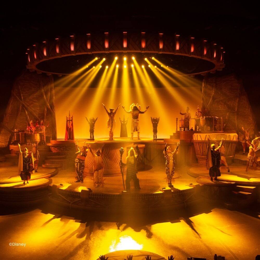 Acteurs van The Lion King: Rhythms of the Pride Lands tijdens het de finale act
