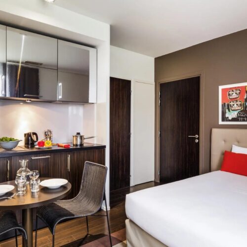 2 persoonskamer Studio met tweepersoonsbed en tafeltje met stoelen en kitchenette