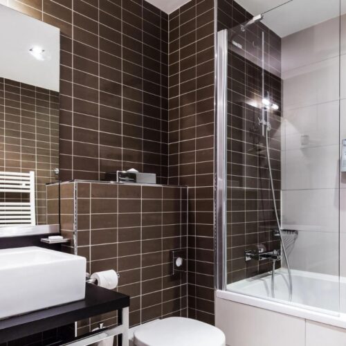 Badkamer Badkamer met bad/douchecombinatie