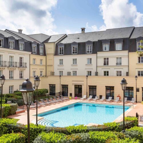 Buitenzwembad Buitenzwembad omringd door struiken bij Adagio Aparthotel Serris