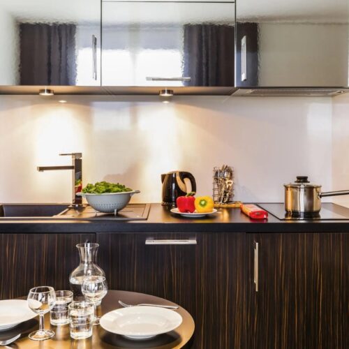 Keuken Keuken met gedekte tafel