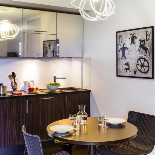 Keuken met eettafel voor 2 personen Keuken Studio met ronde tafel en 2 stoelen
