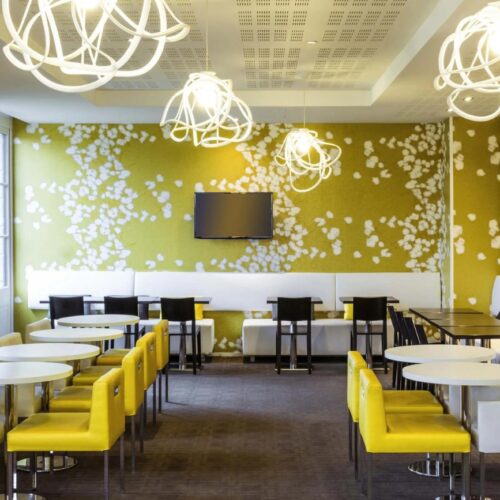 Ontbijtzaal Ontbijtzaal met groen behang en witte en groene stoelen