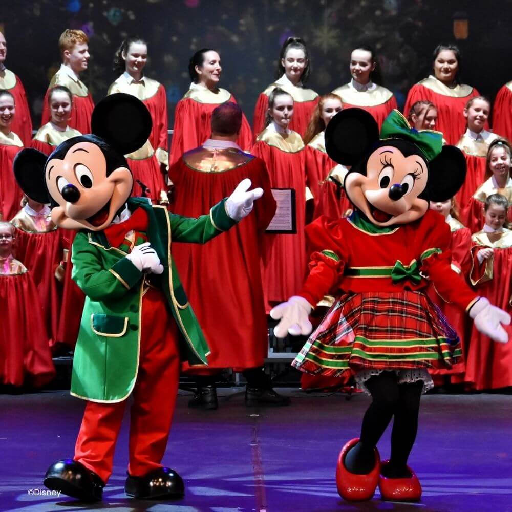 Mickey en Minnie Mouse met een koor tijdens Let's sing Christmas
